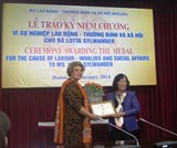 Trao tặng Kỷ niệm chương “Vì sự nghiệp Lao động - Thương binh và Xã hội” cho Trưởng đại diện Unicef tại Việt Nam
